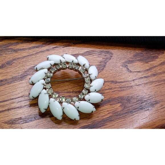 Vintage Large Milk Glass Round Brooch - Picture 5 of 6